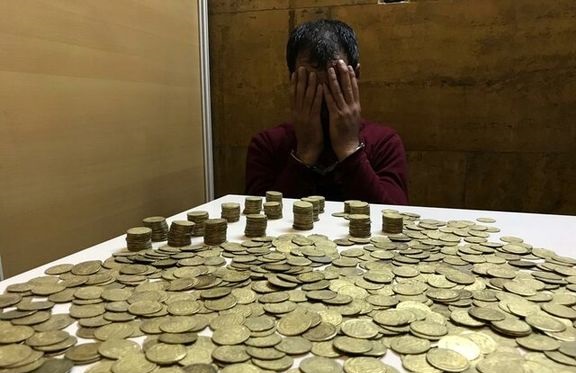 کشف ۲۰۰ سکه طلا از یک قاچاقچی در فرودگاه امام خمینی (ره) کشف ۲۰۰ سکه طلا از یک قاچاقچی در فرودگاه امام خمینی (ره)