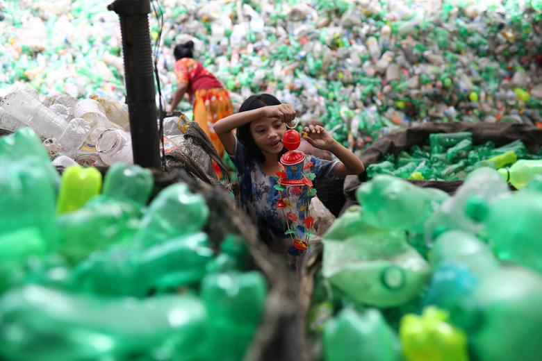 کارخانه بازیافت ظروف پلاستیکی در بنگلادش