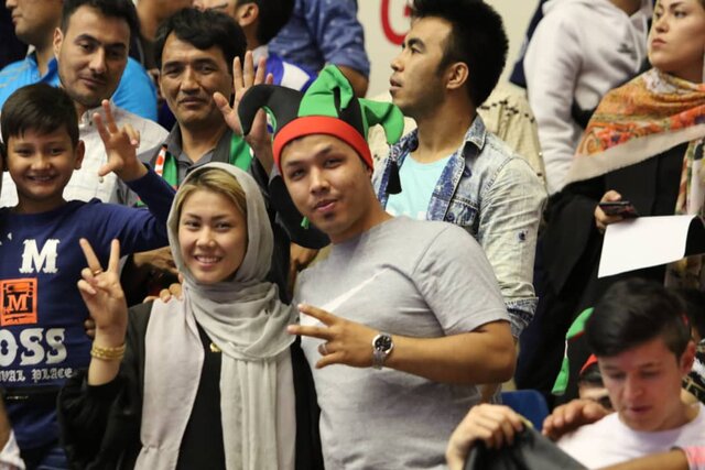 استقبال هواداران تراکتور از تماشاگران افغانستانی در تبریز +عکس