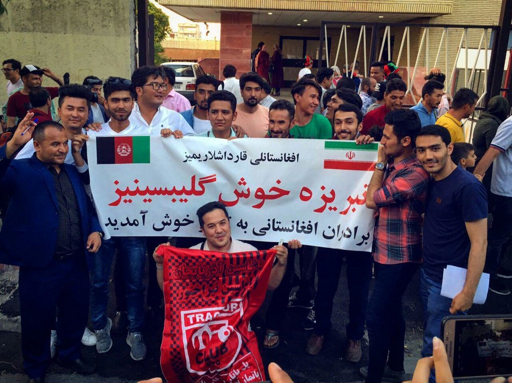استقبال هواداران تراکتور از تماشاگران افغانستانی در تبریز +عکس