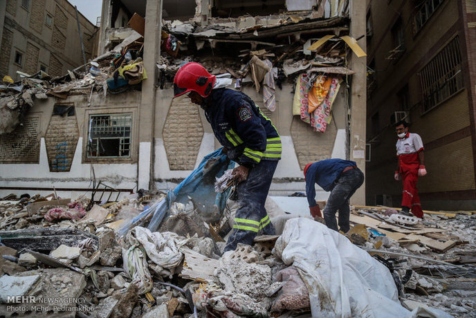 ۲ کارگر از حادثه تخریب ساختمان قدیمی جا به در بردند