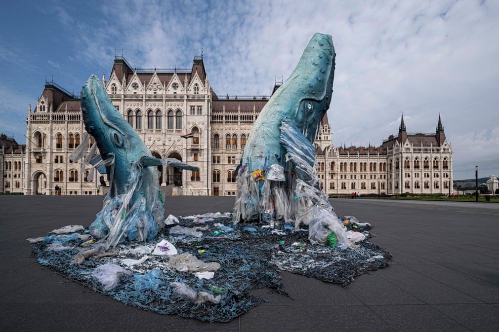 اثری هنری ساخته شده از ظروف پلاستیکی بازیافتی