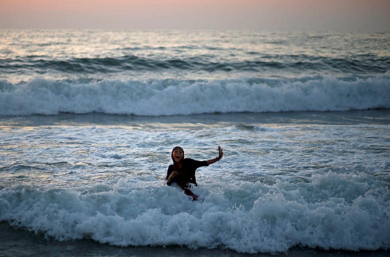 شادی یک کودک در ساحل غزه