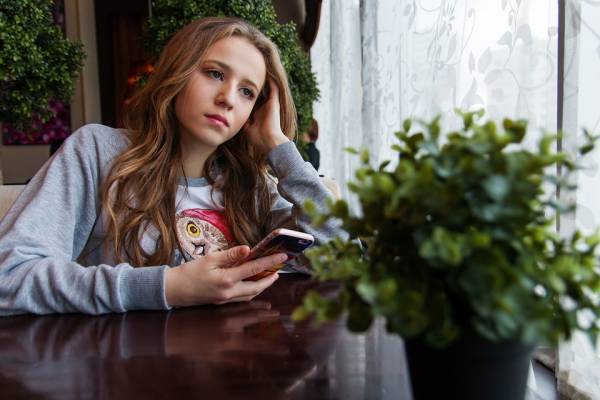 وقتی نوجوان تان به شما دروغ میگوید وقتی نوجوان تان به شما دروغ میگوید