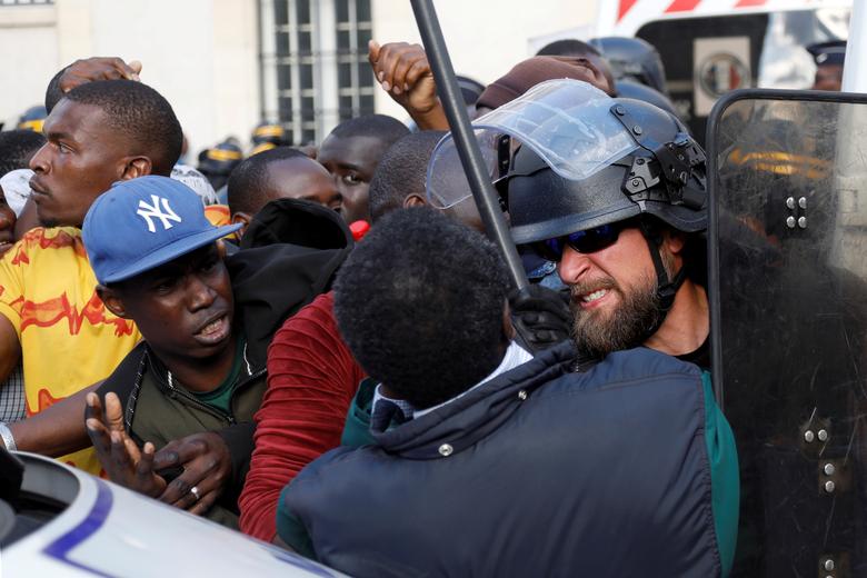 تظاهرات مهاجران ثبت نام نشده در اداره مهاجرت فرانسه