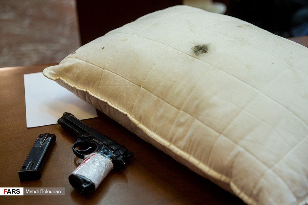 تفنگ و بالشی که محمدعلی نجفی با آن میترا استاد را به قتل رساند