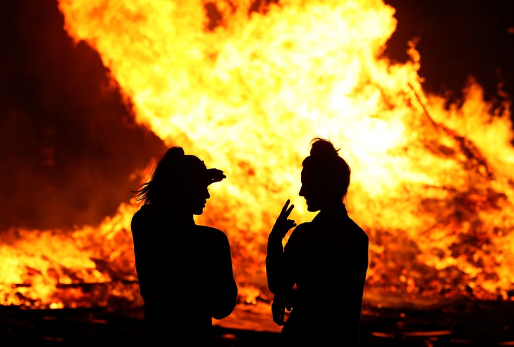 جشنواره آتش‌بازی شبانه در شهر 