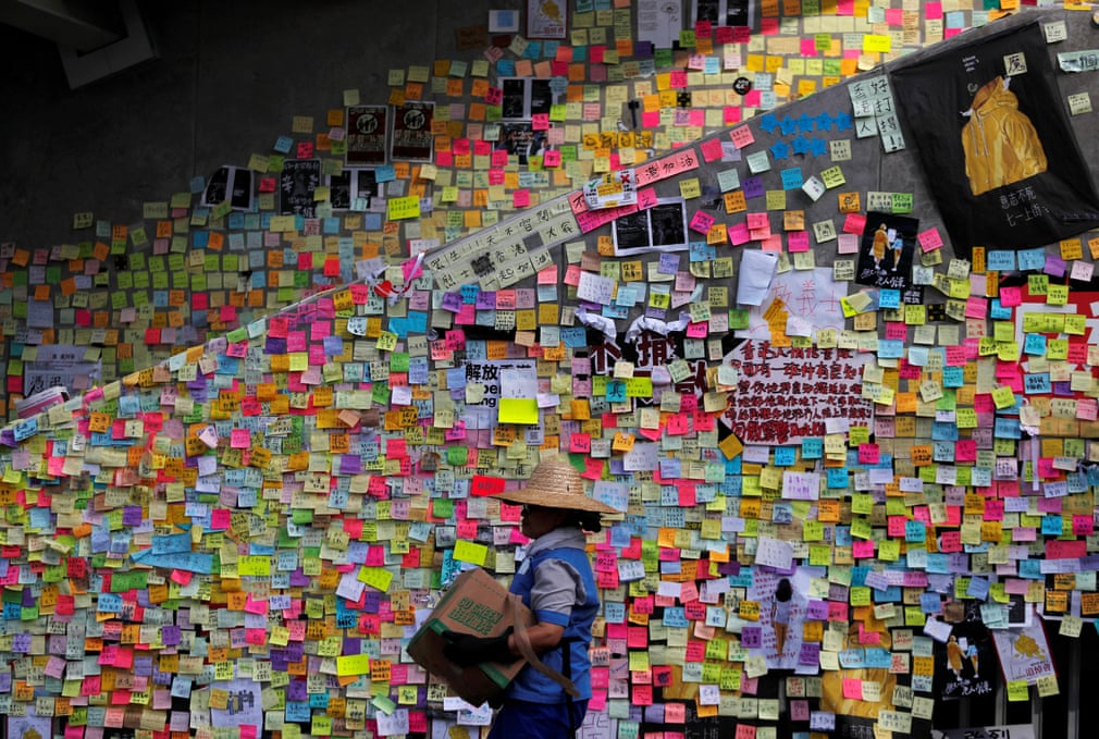 یادداشت‌های شهروندان هنگ کنگی روی دیوار شورای قانونگذاری در اعتراض به استرداد مجرمان به چین