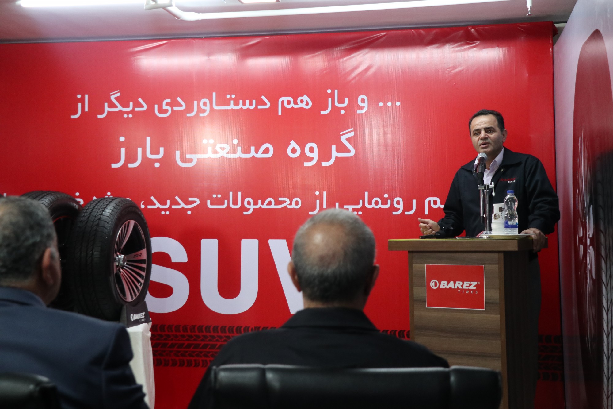 چرخ ۱۴ مدل خودرو شاسی بلند بر تایر‌های بارز می‌چرخد