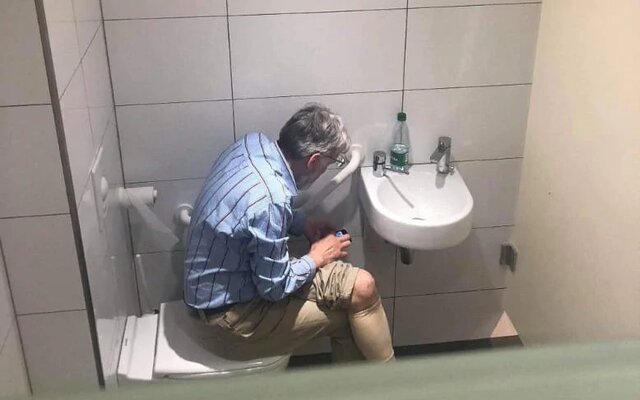تصویر لو رفته از تقلب یک استادبزرگ شطرنج در توالت! تصویر لو رفته از تقلب یک استادبزرگ شطرنج در توالت!