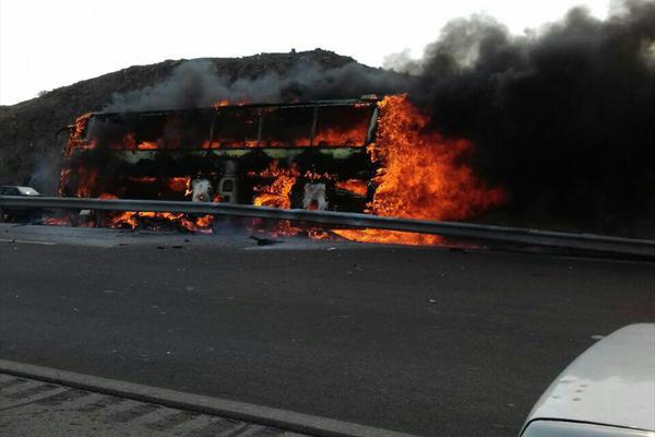 برخورد پژو حامل سوخت با اتوبوس مسافربری/ به علت وسعت آتشسوزی تعداد کشتهها مشخص نیست برخورد پژو حامل سوخت با اتوبوس مسافربری/ به علت وسعت آتشسوزی تعداد کشتهها مشخص نیست