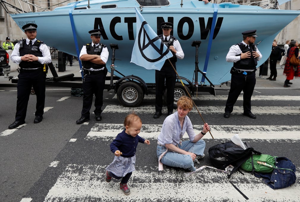 تحصن فعالان محیط زیست برای اقدام عاجل علیه تغییرات اقلیمی در مقابل دادگاه عالی بریتانیا در لندن