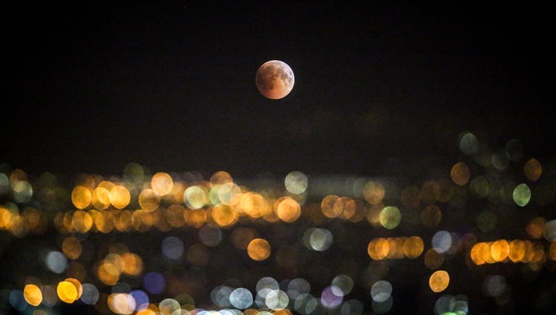 امکان رصد ماه گرفتگی امشب در ۴ قاره/ رویت خسوف از آسمان ایران