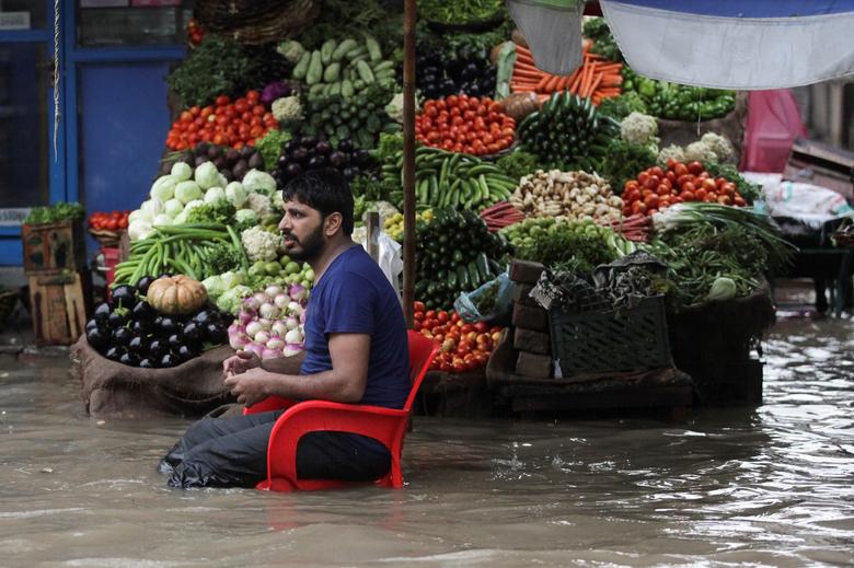 بازار میوه و تره‌بار در شهر لاهو پاکستان