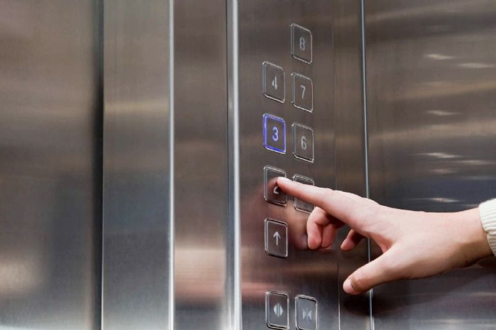 سالانه ۳۸۸ هزار حادثه آسانسوری در تهران/ بی توجهی به ایمنی آسانسور‌ها در اکثر ساختمان‌های پایتخت