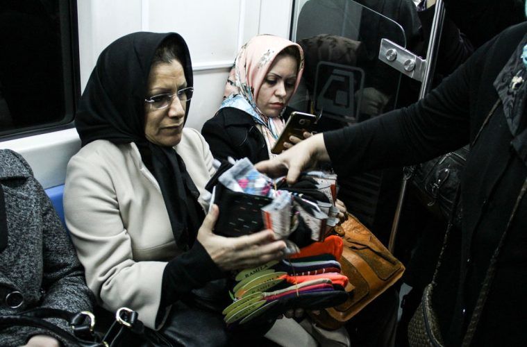 بی‌توجهی شهرداری به مصوبه مشاغل سیار و بی‌کانون/ دستفروشی در مترو ممنوع است