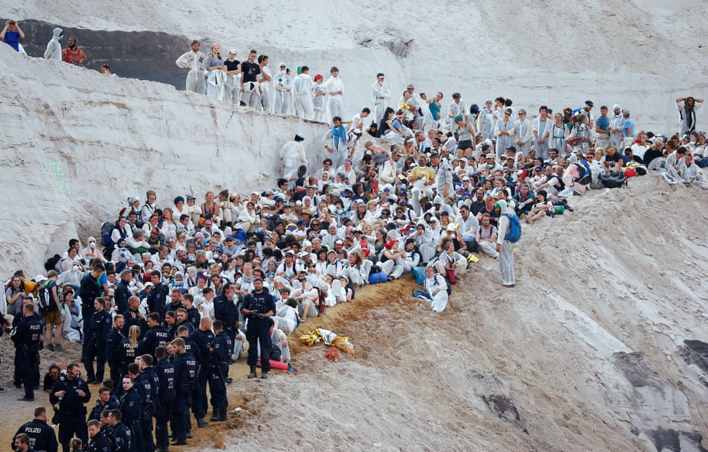 تجمع فعالان محیط زیست در مقابل یک معدن زغال سنگ در آلمان