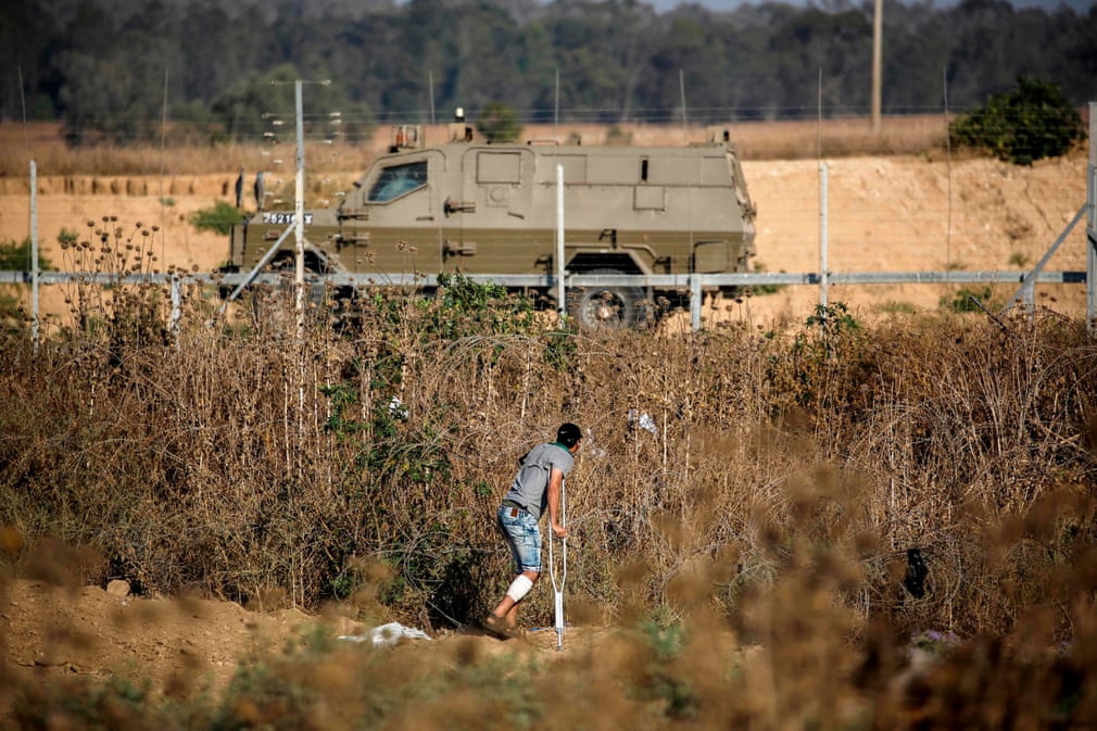جوان فلسطینی پشت حصار‌های مرزی بین باریکه غزه و اسراییل