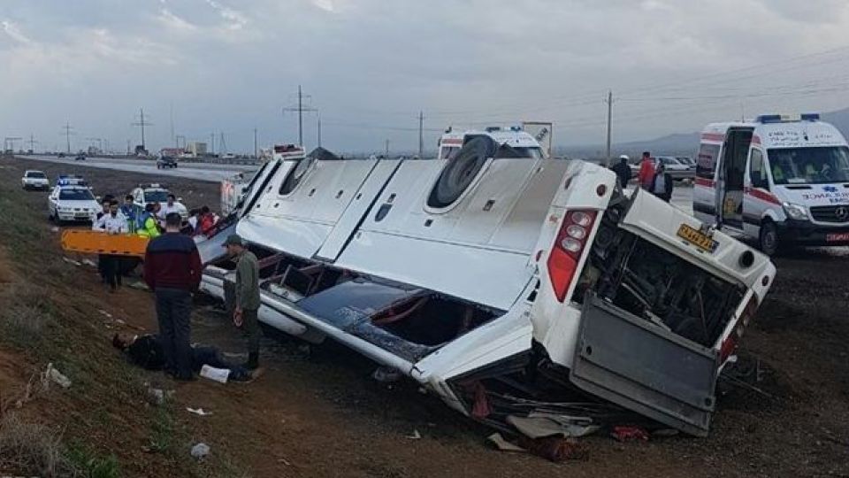 ۳۹ مصدوم در واژگونی اتوبوس زائران عراقی ۳۹ مصدوم در واژگونی اتوبوس زائران عراقی