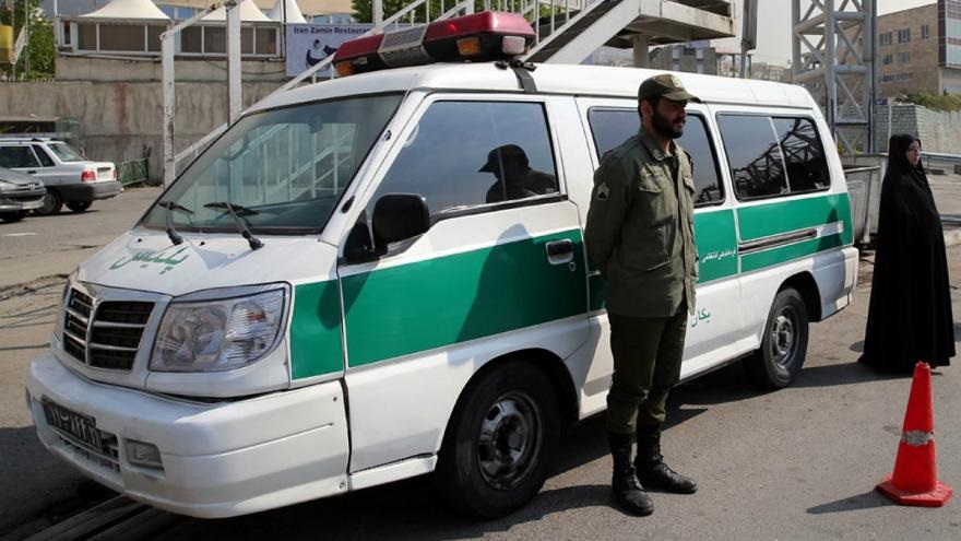 متهم یا قربانی؟/ آیا برخورد نیروی انتظامی با دختر جوان در پارک پلیس جرم بود؟