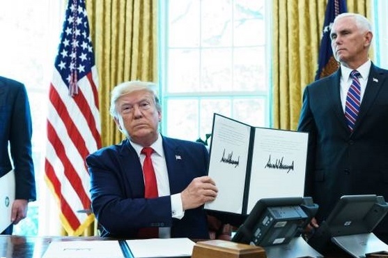 امضای ترامپ پای 