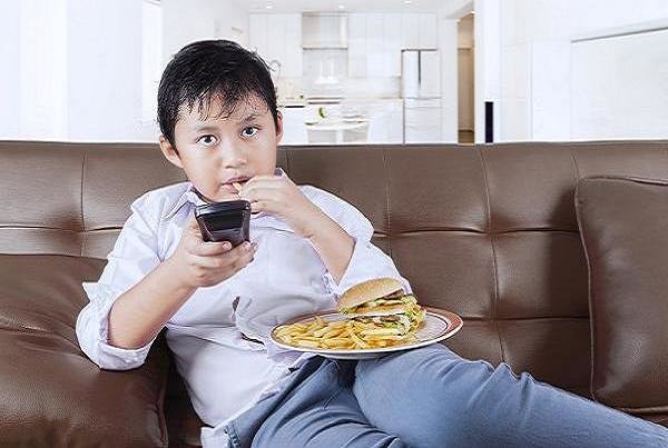 چاقی کودکی موجب بروز مشکلات جسمی در سالمندی می شود
