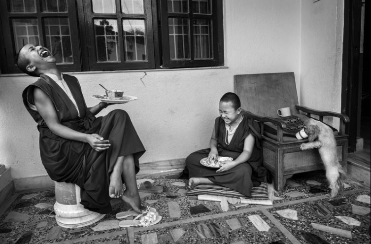 خوشحالی دو دانش آموز بودایی