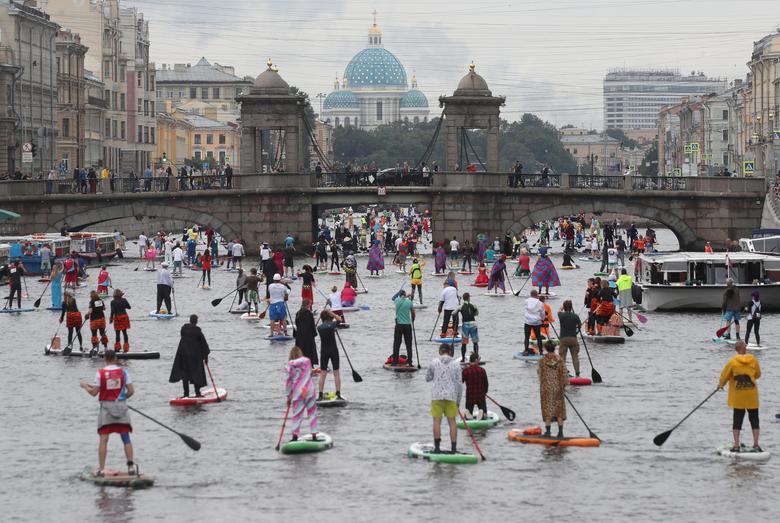 مسابقه پاروزنی ایستاده روی رودخانه در سنت پترزبورگ روسیه
