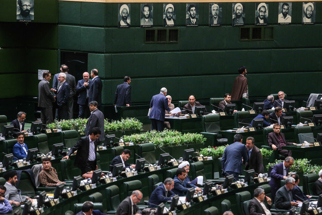 پاتوق پایداری‌ها در یک نقطه پارلمان/ تلاش برای محو نشدن در مجلس