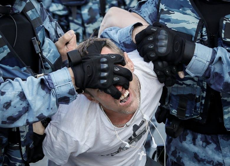 بازداشت یک معترض در شهر مسکو توسط پلیس روسیه