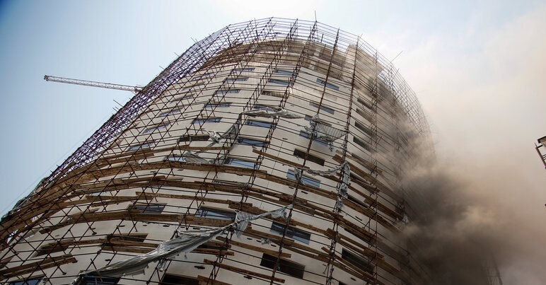 آتش‌سوزی در هتل آسمان شیراز همچنان ادامه دارد/ آیا حادثه پلاسکو تکرار خواهد شد؟