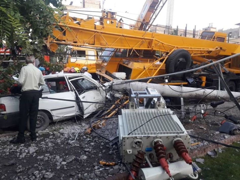 حادثه مرگبار جرثقیل در بلوار هاشمیه مشهد +فیلم و عکس