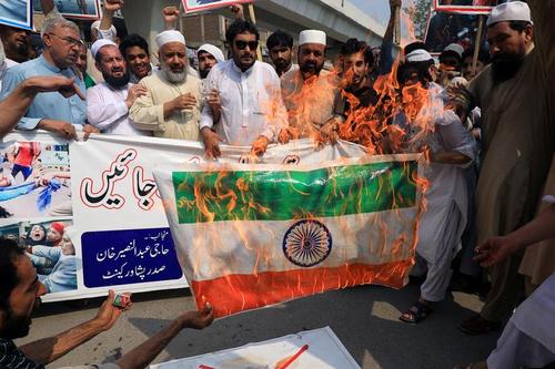 تظاهرات در پاکستان برای اعتراض به تصمیم دولت هند درباره کشمیر