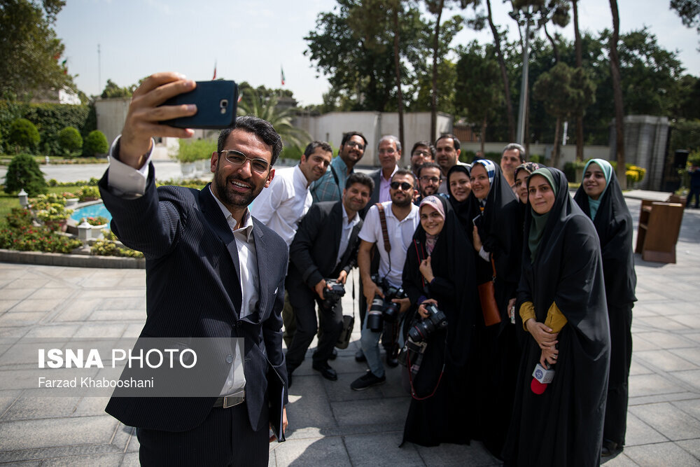 سلفی وزیر جوان با خبرنگاران در آستانه روز خبرنگار