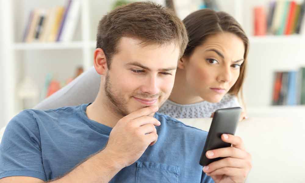 لازم است رمز موبایل همسرتان را بدانید؟