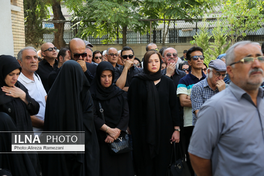 مهراوه شریفی‌نیا در مراسم تشییع کمال طباطبایی