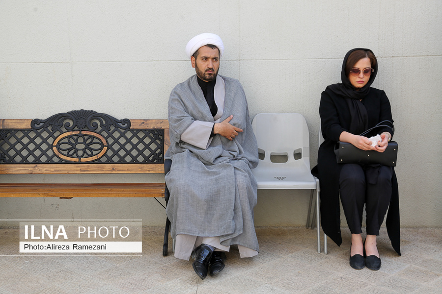 مهراوه شریفی‌نیا در مراسم تشییع کمال طباطبایی