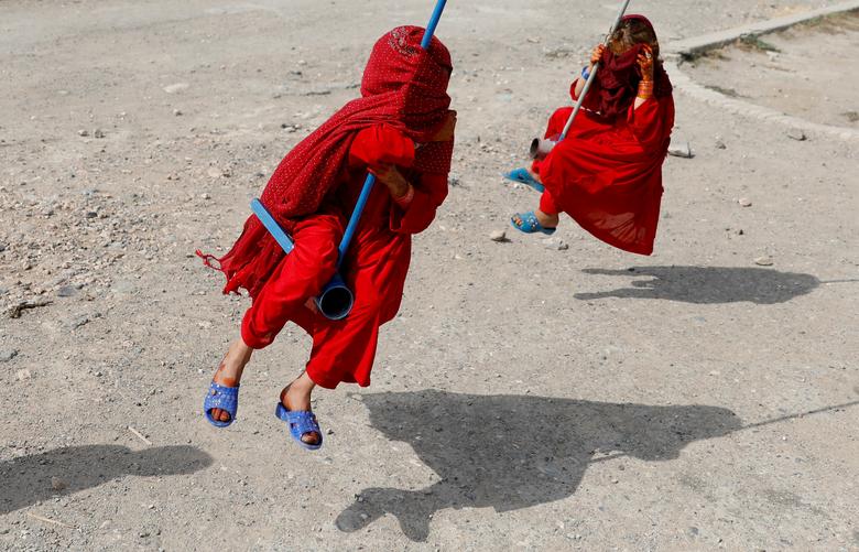 بازی دختر بچه‌های افغان در نخستین روز عید قربان در شهر کابل