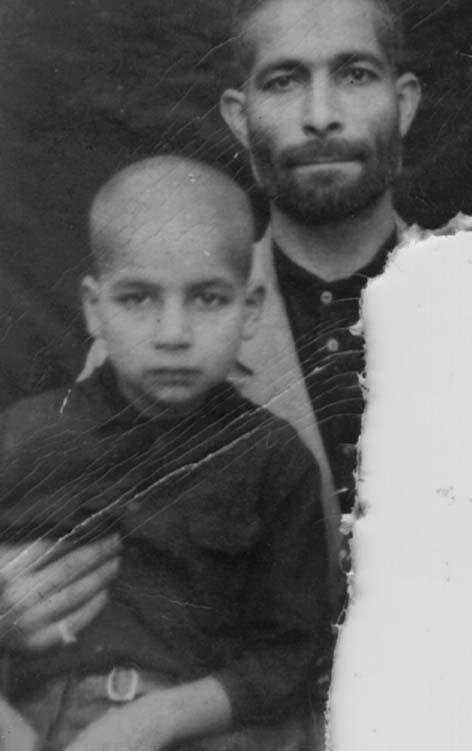 عکسی از حسن روحانی در کودکی کنار پدرش