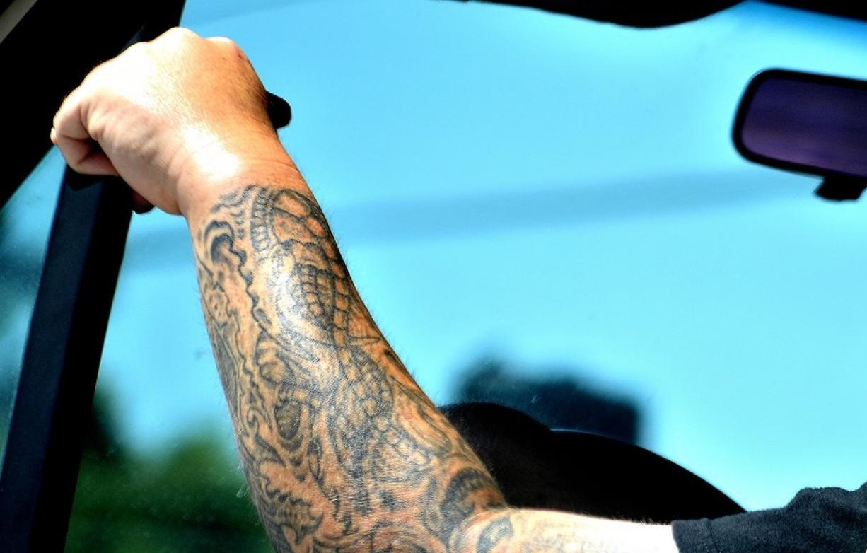 خالکوبی مانع دریافت گواهینامه رانندگی نیست