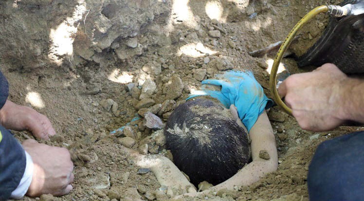مرگ تکان دهنده کودک زیر خاک‌های کامیون +تصاویر