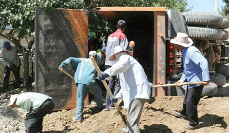 مرگ تکان دهنده کودک زیر خاک&zwnj;های کامیون +تصاویر