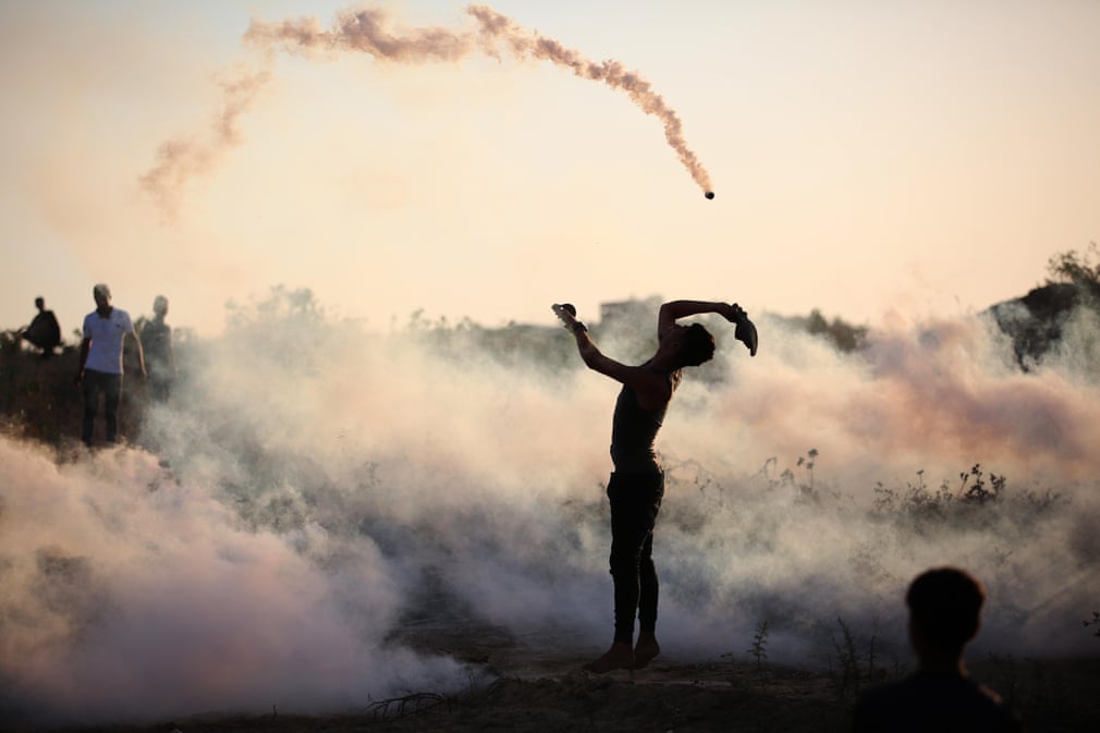 بازگرداندن گلوله‌های گاز اشک‌آور از سوی جوانان فلسطینی در مرز غزه