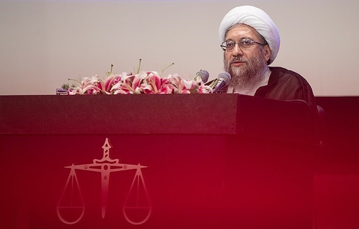 شیخ صادق، زیر رگبار انتقاد