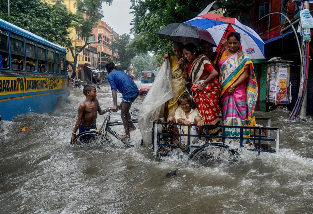 سیلاب موسمی در شهر کلکته هند