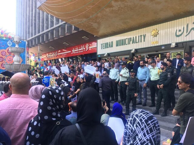 تجمع مردم و حامیان حیوانات در اعتراض به فیلم سگ‌کشی شهرداری