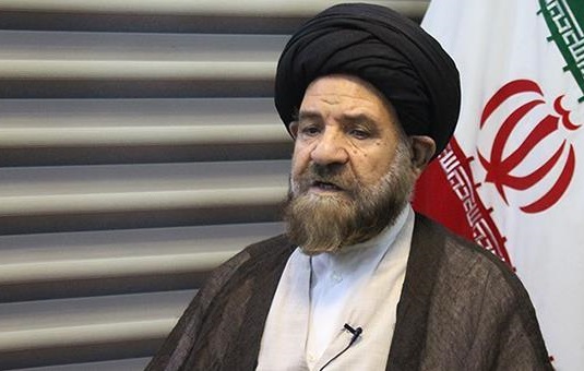 کسی حق ندارد تابلوی مرجعیت را پایین بکشد، این می‌شود استبداد