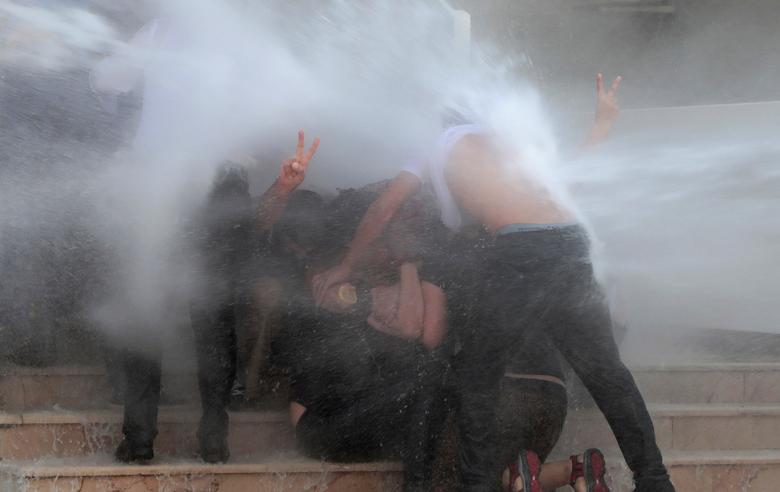 متفرق کردن معترضان به برکناری شهرداران شهر‌های کردنشین ترکیه توسط پلیس