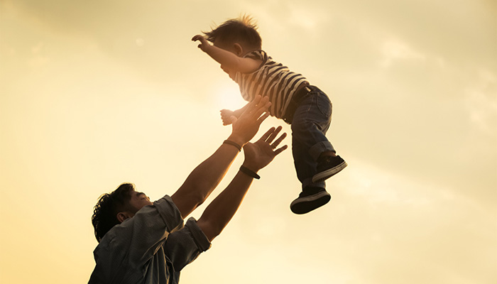 آیا عوارض بالا و پایین انداختن نوزاد را می‌دانید؟