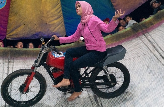 موتورسواری دخترمحجبه روی دیوار مرگ +فیلم